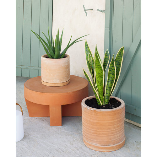 Kave Home Karlina twee terracotta plantenbakken met schaal