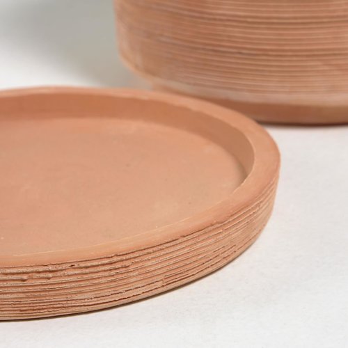 Kave Home Karlina twee terracotta plantenbakken met schaal