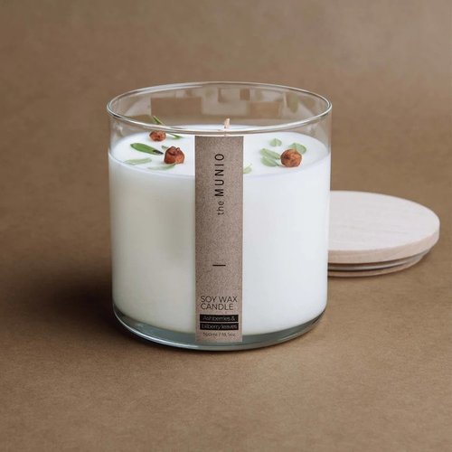 the Munio Ashberries & bilberry sojakaars met houten wiek in glas - lavendelgeur the Munio Ashberries & bilberry sojakaars met houten wiek in glas - lavendelgeur