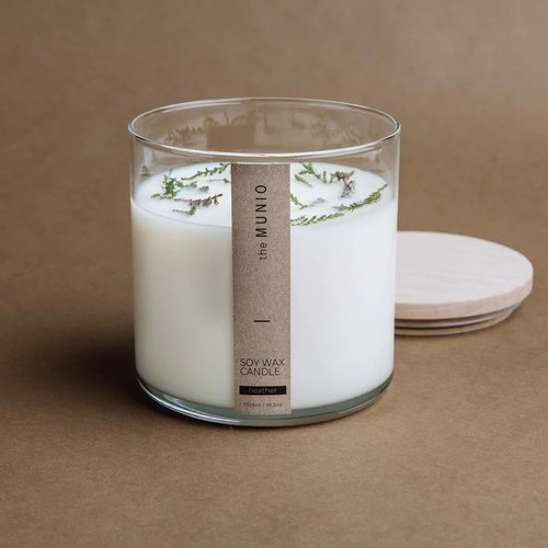 the Munio Heather sojakaars met houten wiek in glas - heidebloemengeur the Munio Heather sojakaars met houten wiek in glas - heidebloemengeur