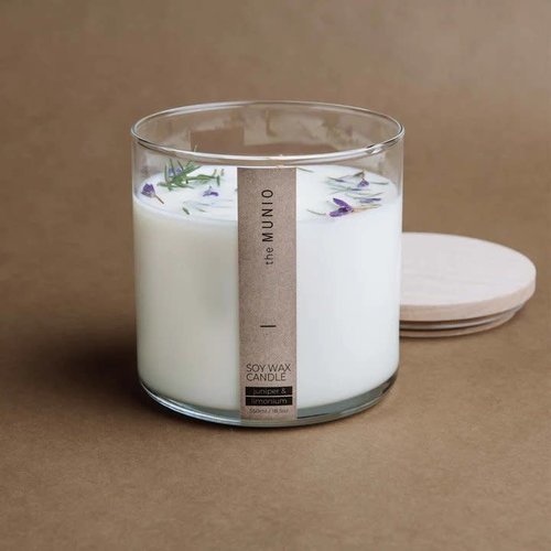 the Munio Juniper & Limonium sojakaars met houten wiek in glas - jeneverbesgeur the Munio Juniper & Limonium sojakaars met houten wiek in glas - jeneverbesgeur