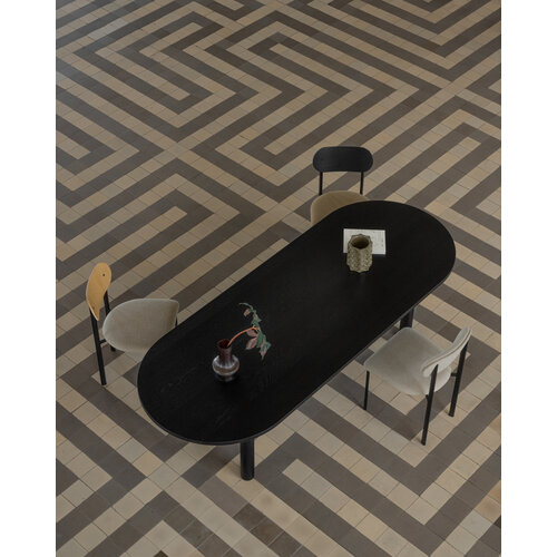 Studio Henk Oblique eetkamerstoel met houten rugleuning zwart frame Olbia natural 01