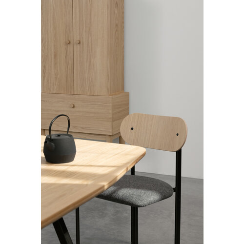 Studio Henk Oblique eetkamerstoel met houten rugleuning zwart frame Orion cream 02