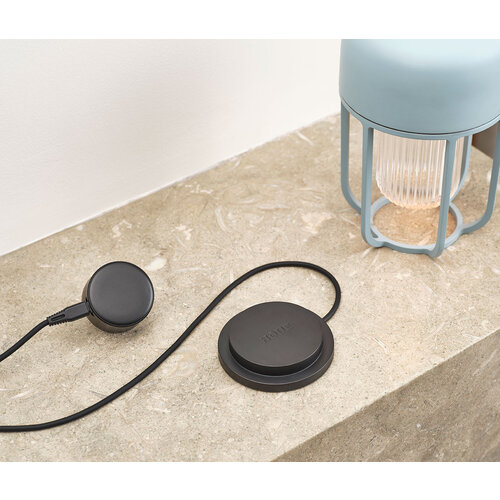 Houe Light No1 draagbare lamp op zonne-energie ice blue Houe Light No1 draagbare lamp op zonne-energie ice blue