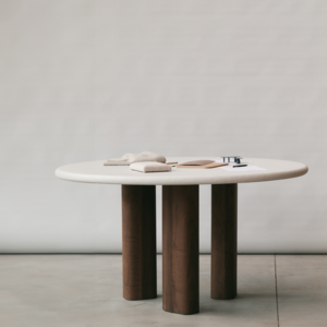 Paul Rogers Pillar table à manger ronde - mortex salt/piètement smoked walnut
