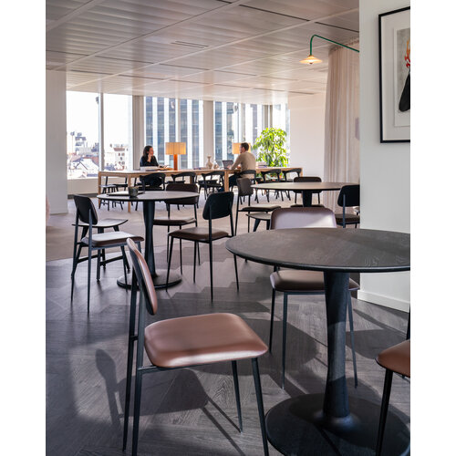 Ethnicraft Torsion ronde eettafel eik zwartgebeitst Ethnicraft Torsion ronde eettafel eik zwartgebeitst