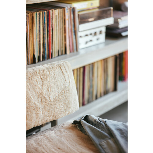 HKLiving Furry fauteuil champagne - TOONZAALMODEL