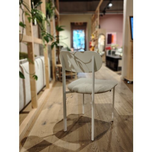 Studio Henk Oblique stoel wit frame witte rugleuning brema beige05 - TOONZAALMODEL