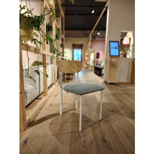 Studio Henk Oblique stoel wit frame houten rugleuning brema lt.grey60 - TOONZAALMODEL