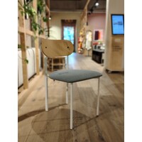 Oblique stoel wit frame houten rugleuning brema lt.grey60 - TOONZAALMODEL