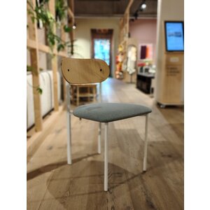 Studio Henk Oblique stoel wit frame houten rugleuning brema lt.grey60 - TOONZAALMODEL