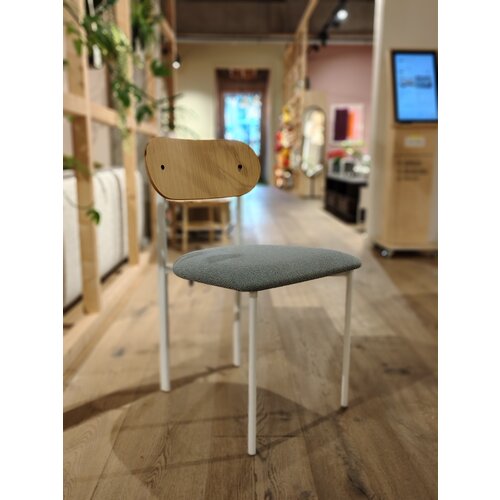 Studio Henk Oblique stoel wit frame houten rugleuning brema lt.grey60 - TOONZAALMODEL Studio Henk Oblique stoel wit frame houten rugleuning brema lt.grey60 - TOONZAALMODEL