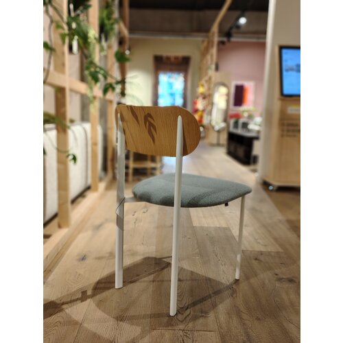 Studio Henk Oblique stoel wit frame houten rugleuning brema lt.grey60 - TOONZAALMODEL