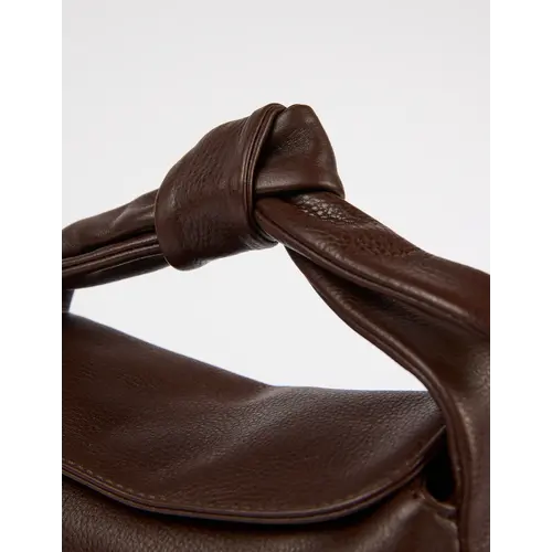 O My Bag Coco croissant handtas klassiek leer - Chocolate