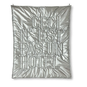 HKLiving Ceci n'est pas un hôtel œuvre d'art