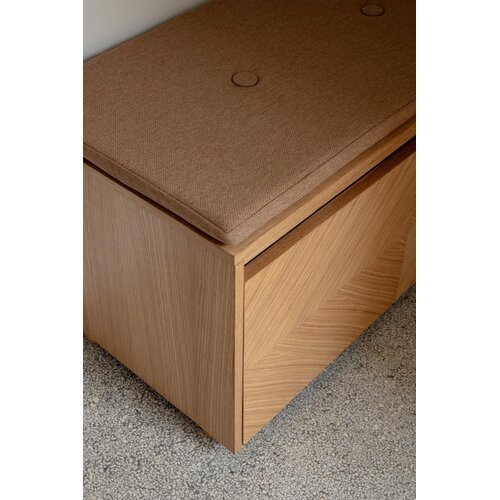 Umage Hideaway opbergbank eik – houten klapdeur met patroon - sugar brown kussen Umage Hideaway opbergbank eik – houten klapdeur met patroon - sugar brown kussen