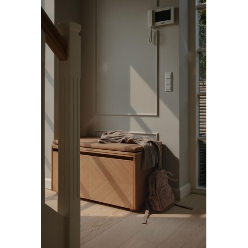 Umage Hideaway opbergbank eik – houten klapdeur met patroon - sugar brown kussen Umage Hideaway opbergbank eik – houten klapdeur met patroon - sugar brown kussen