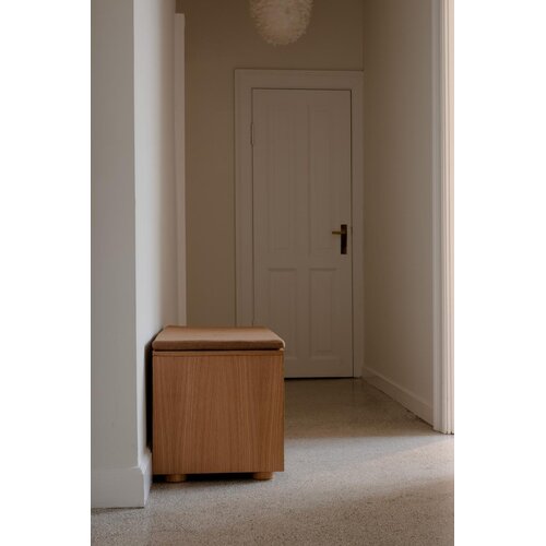 Umage Hideaway opbergbank eik – houten klapdeur – sugar brown kussen Umage Hideaway opbergbank eik – houten klapdeur – sugar brown kussen