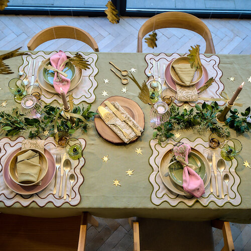 Vœux de conte de fées – une table de Noël rêveuse, en pastel, aux reflets doux et dorés.