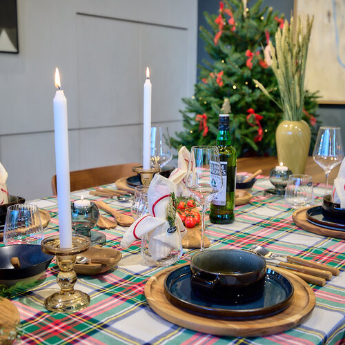 La cabane du Père Noël – une table de Noël chaleureuse et cosy, avec un plaid, du bois et une ambiance de chalet.