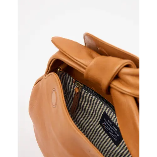 O My Bag Coco croissant handtas Wild oak soft grain O My Bag Coco croissant handtas Wild oak soft grain