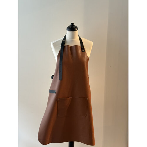 Verstee Leather Crafts Keukenschort leder rivet met zak cognac/zwart Verstee Leather Crafts Keukenschort leder rivet met zak cognac/zwart