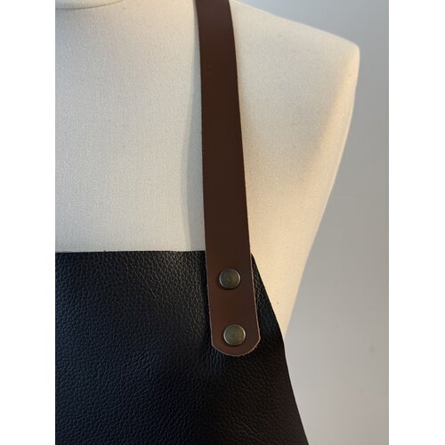 Verstee Leather Crafts Keukenschort leder rivet zwart/cognac stevige halsriem Verstee Leather Crafts Keukenschort leder rivet zwart/cognac stevige halsriem