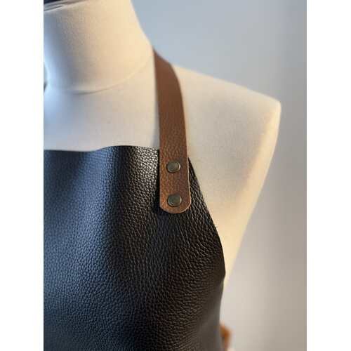 Verstee Leather Crafts Keukenschort leder rivet zwart/cognac soepele halsriem Verstee Leather Crafts Keukenschort leder rivet zwart/cognac soepele halsriem