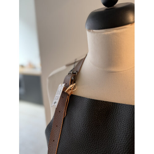 Verstee Leather Crafts Keukenschort leder rivet zwart/cognac soepele halsriem Verstee Leather Crafts Keukenschort leder rivet zwart/cognac soepele halsriem