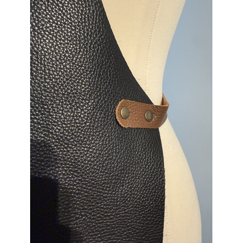 Verstee Leather Crafts Keukenschort leder rivet zwart/cognac soepele halsriem Verstee Leather Crafts Keukenschort leder rivet zwart/cognac soepele halsriem