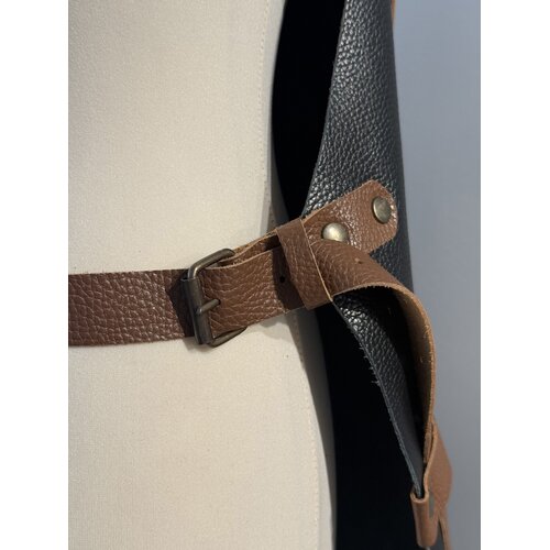 Verstee Leather Crafts Keukenschort leder rivet met zak zwart/cognac Verstee Leather Crafts Keukenschort leder rivet met zak zwart/cognac