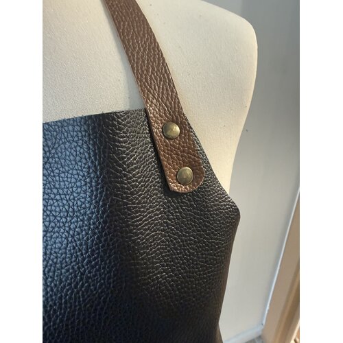 Verstee Leather Crafts Keukenschort leder rivet met zak zwart/cognac Verstee Leather Crafts Keukenschort leder rivet met zak zwart/cognac