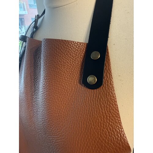Verstee Leather Crafts Keukenschort leder rivet met zak cognac/zwart Verstee Leather Crafts Keukenschort leder rivet met zak cognac/zwart