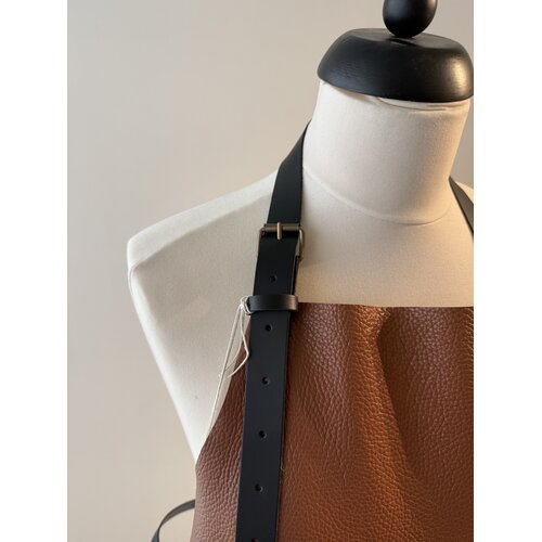 Verstee Leather Crafts Keukenschort leder rivet met zak cognac/zwart Verstee Leather Crafts Keukenschort leder rivet met zak cognac/zwart