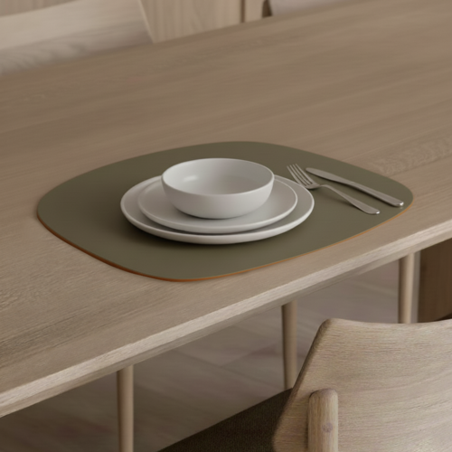 Vacavaliente SRL Ruca set de table forme pierre olive cuir recyclé Vacavaliente SRL Ruca set de table forme pierre olive cuir recyclé