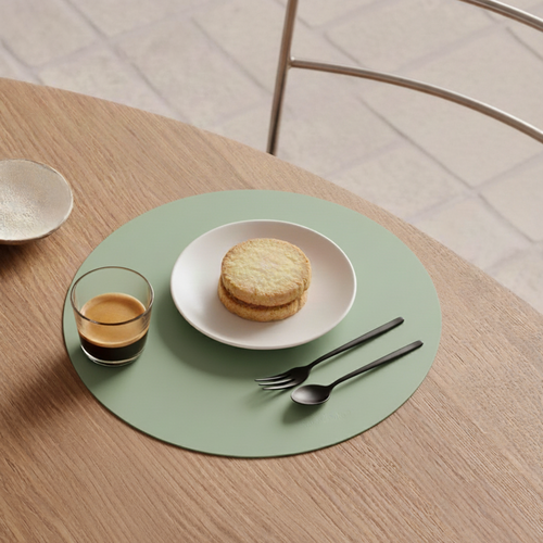 Vacavaliente SRL Ruca set de table rond Sage Green en cuir recyclé Vacavaliente SRL Ruca set de table rond Sage Green en cuir recyclé