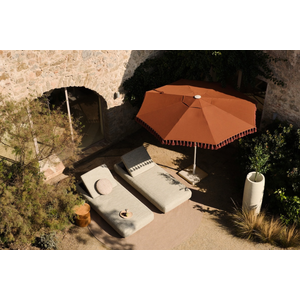 Jardinico Amalfi parasol A03 linen doek C310 amber met tassels Z40 copper Jardinico Amalfi parasol A03 linen doek C310 amber met tassels Z40 copper