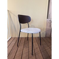 Oona eetkamerstoel - zwart frame - gerookte walnoot rug - stof ACT-02 Ascot Pearl - TOONZAALMODEL