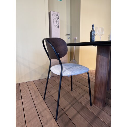 Paul Rogers Oona eetkamerstoel - zwart frame - gerookte walnoot rug - stof ACT-02 Ascot Pearl - TOONZAALMODEL Paul Rogers Oona eetkamerstoel - zwart frame - gerookte walnoot rug - stof ACT-02 Ascot Pearl - TOONZAALMODEL