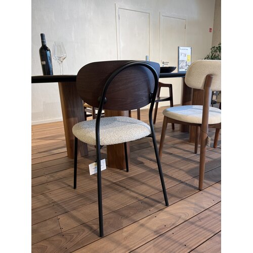 Paul Rogers Oona eetkamerstoel - zwart frame - gerookte walnoot rug - stof ACT-02 Ascot Pearl - TOONZAALMODEL Paul Rogers Oona eetkamerstoel - zwart frame - gerookte walnoot rug - stof ACT-02 Ascot Pearl - TOONZAALMODEL