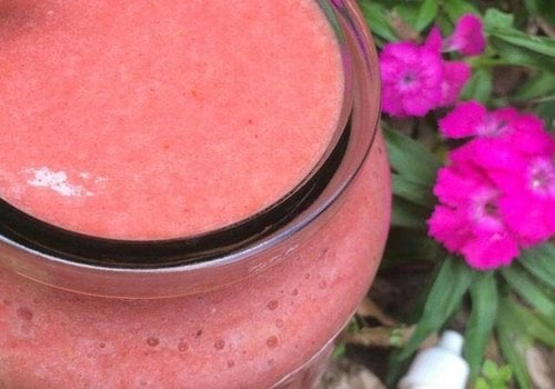 Rhubarb-strawberry smoothie