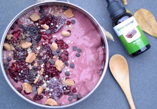 Smoothie bowl with blackberries