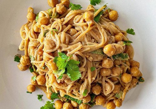 Rice noodles with chickpeas in peanut sauce