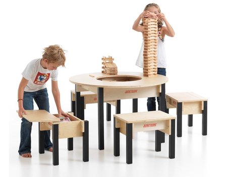 Kinderstoeltjes en tafel