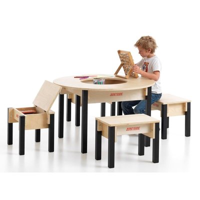 Kinderstoeltjes en tafel