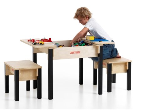 Kindertafel met krukjes