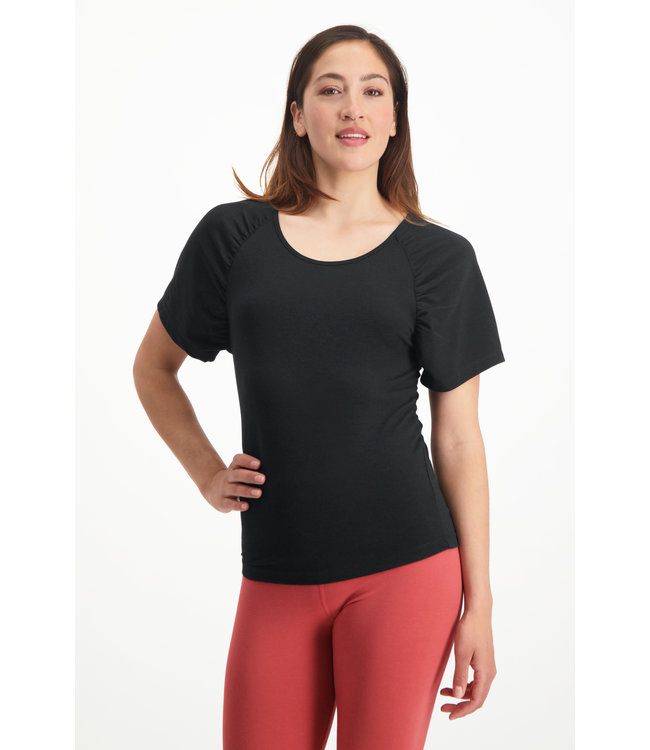 Urban Goddess Yoga Shirt Chandra - Urban Black | yogakledingonline.nl