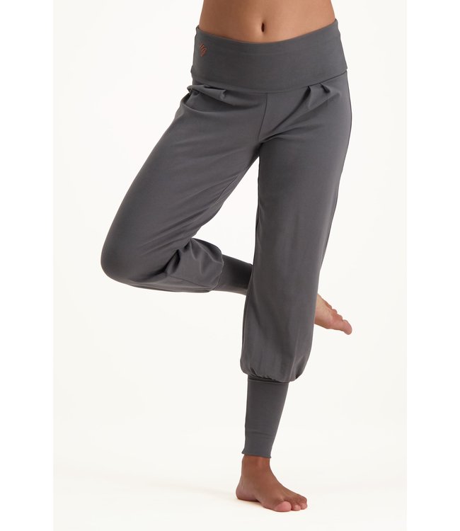 Nauwgezet beschermen Leegte Devi Yoga Harem Broek - Charcoal | yogakledingonline.nl