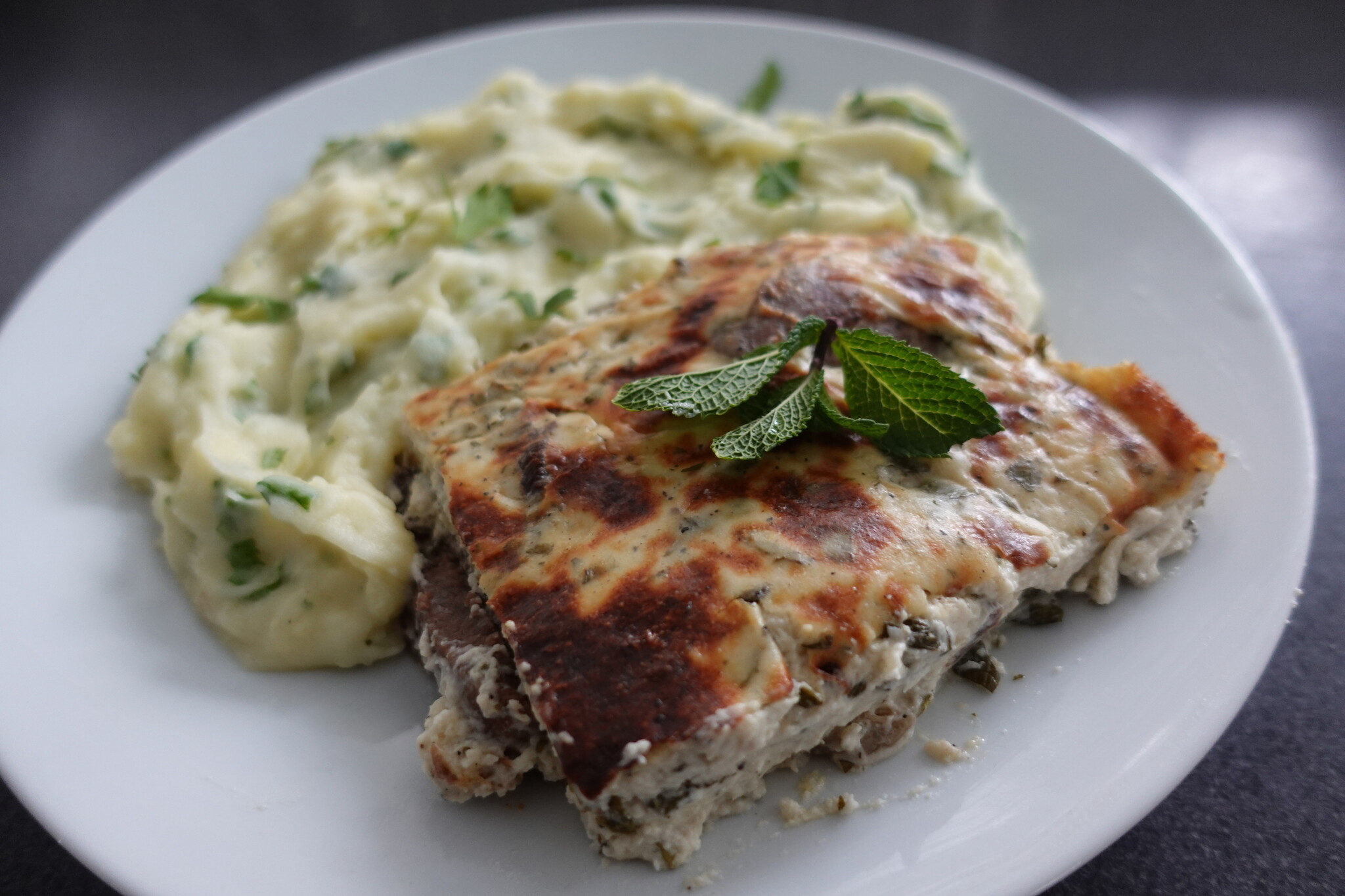 Lamsvlees met yoghurtkorst uit de oven