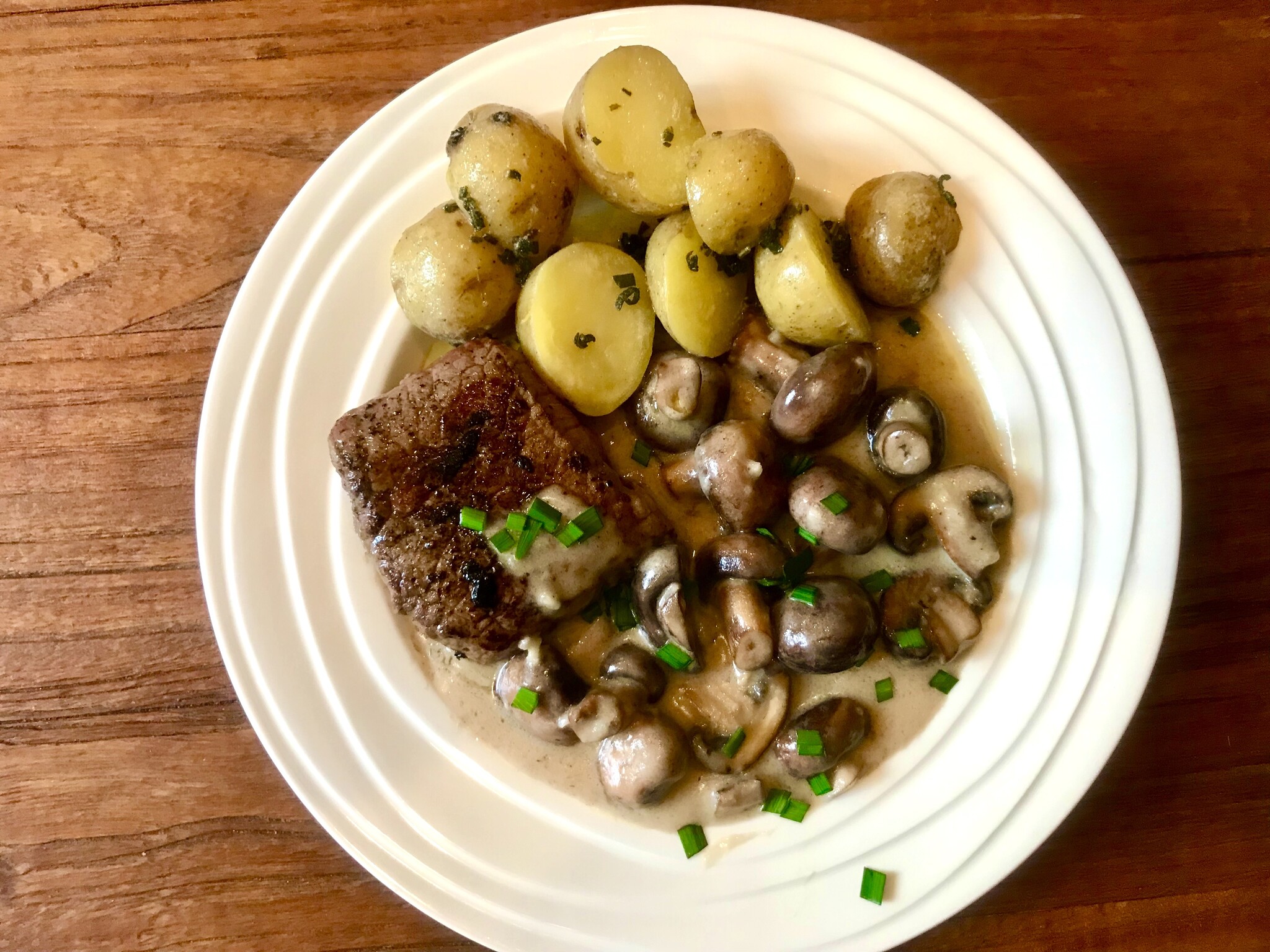 Steak van wild zwijn met paddenstoelen en fetasaus